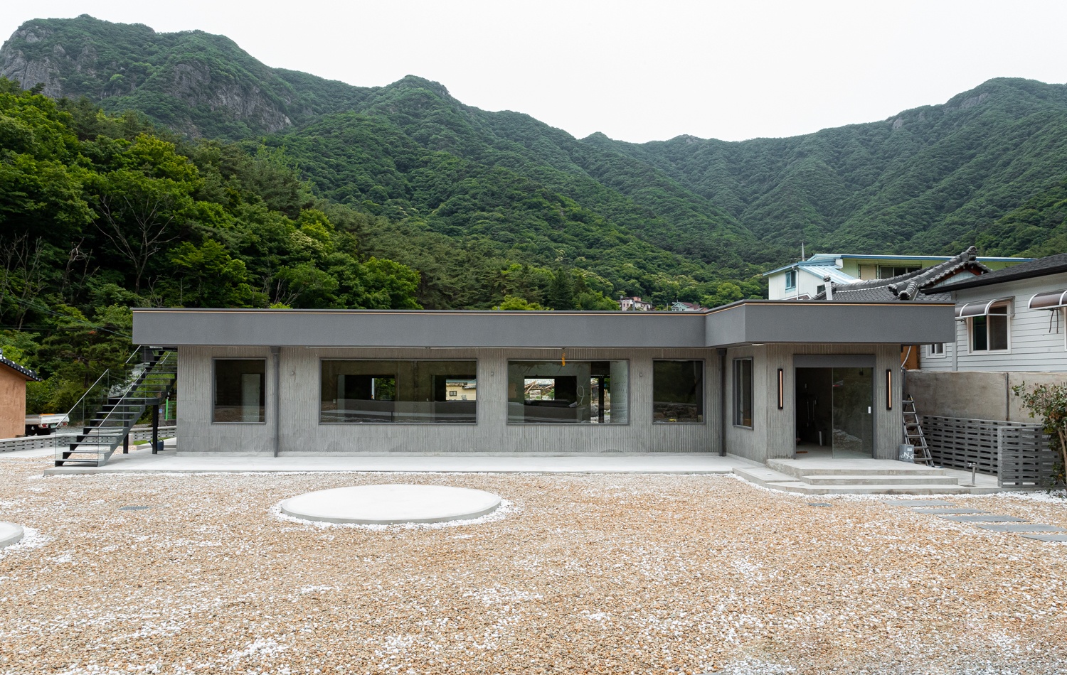 /user/d/designholic/editor/2401/a5bf8c5dc16b1766f7b59f79974efbbf_1706613333_1748.jpg 이미지크게보기