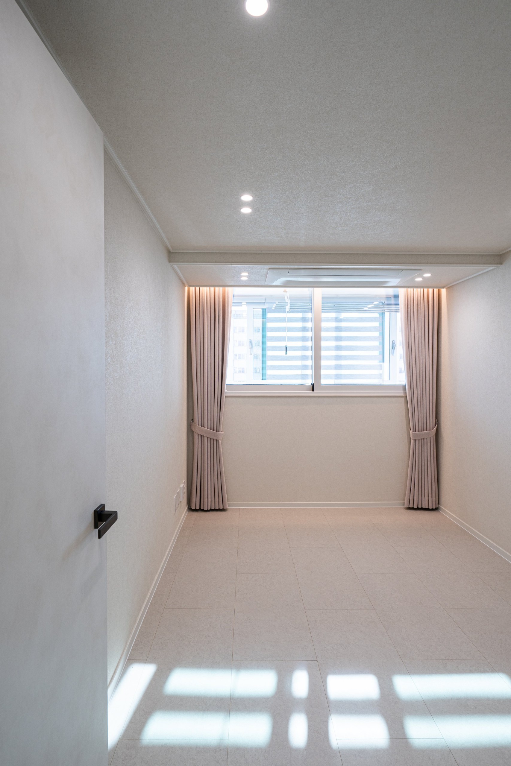 /user/d/designholic/editor/2512/6cc0c19b5c546195f5eb1df921c90572_1765240919_0948.jpg 이미지크게보기