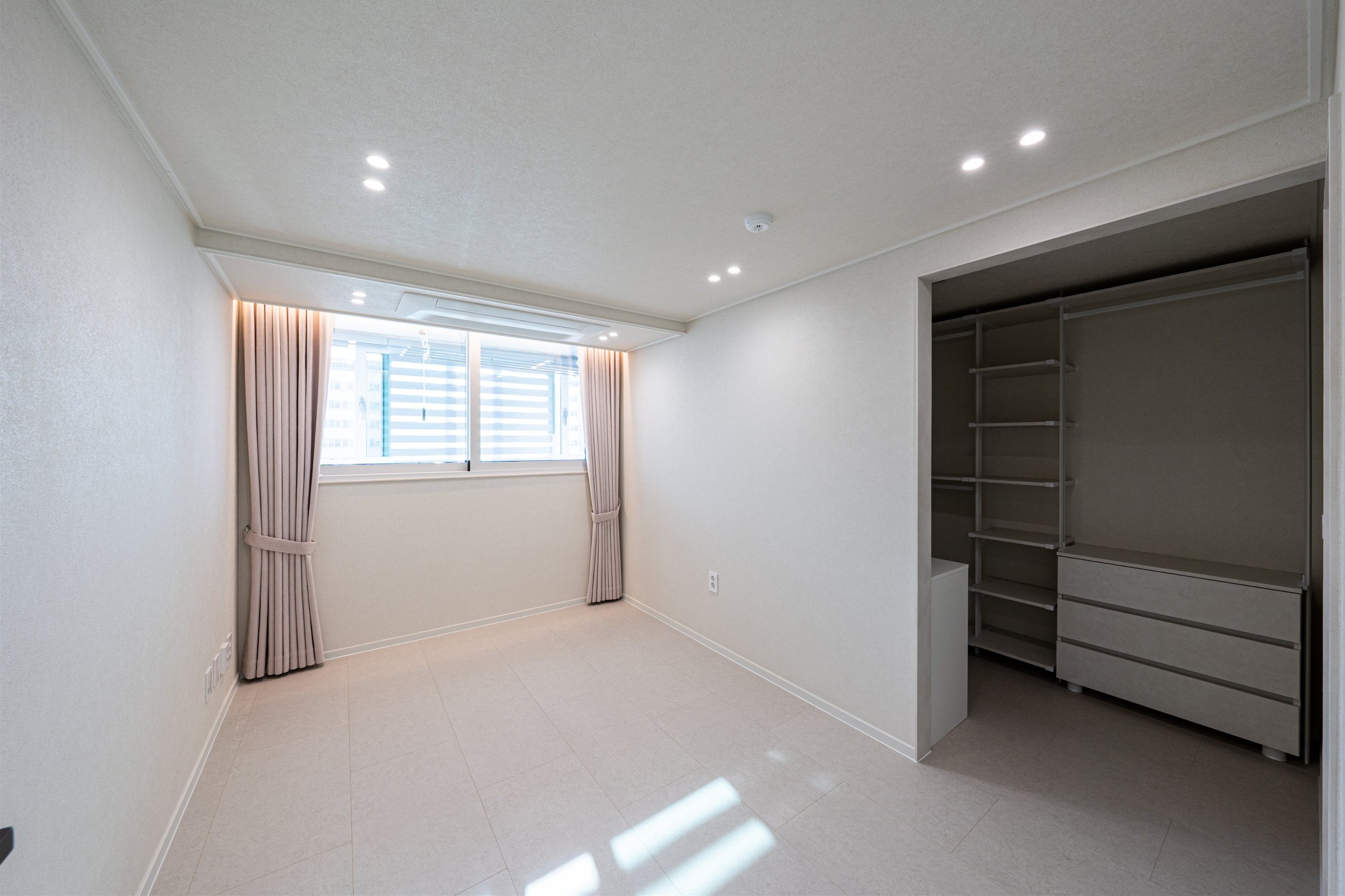 /user/d/designholic/editor/2512/6cc0c19b5c546195f5eb1df921c90572_1765240919_2443.jpg 이미지크게보기