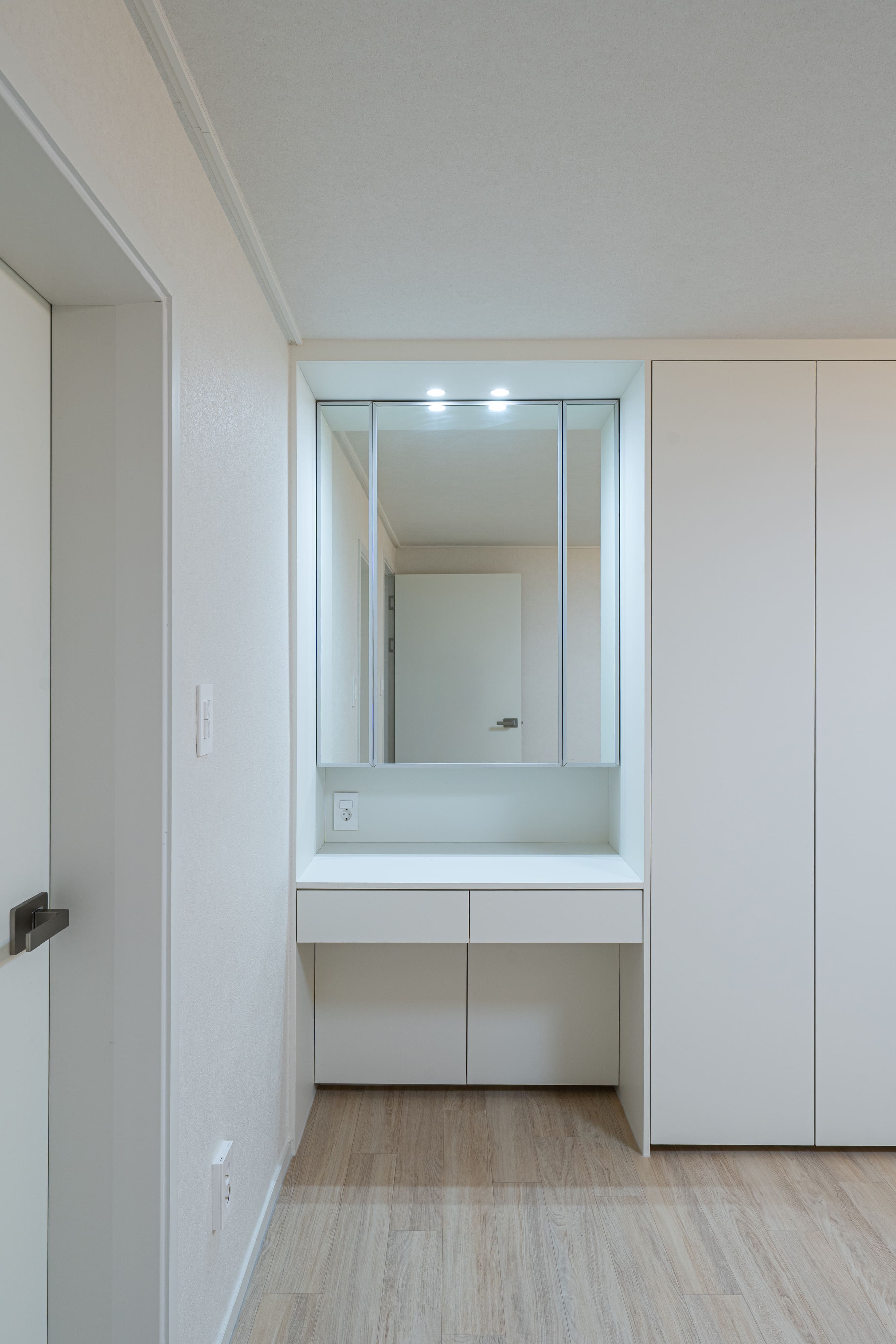 /user/d/designholic/editor/2603/5dc4421a903937ca69570e315d4136b0_1773646373_2011.jpg 이미지크게보기